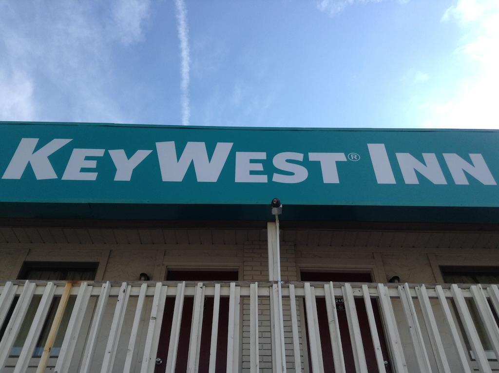 Key West Inn - Hobart Мерріллвілл Екстер'єр фото