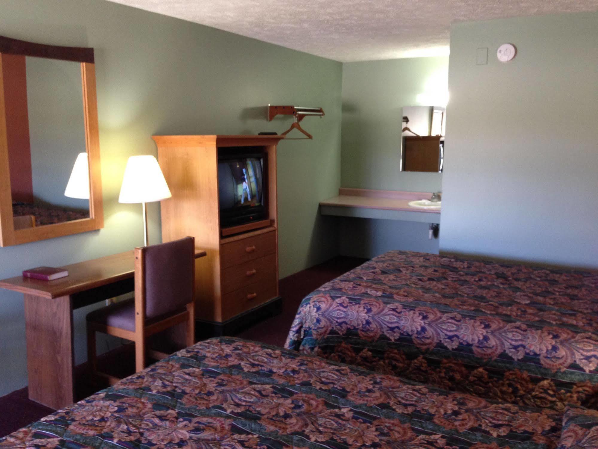 Key West Inn - Hobart Мерріллвілл Екстер'єр фото
