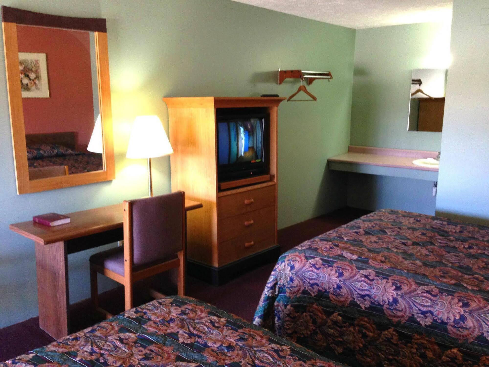 Key West Inn - Hobart Мерріллвілл Екстер'єр фото